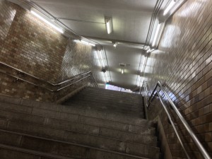 地下鉄入り口を下から